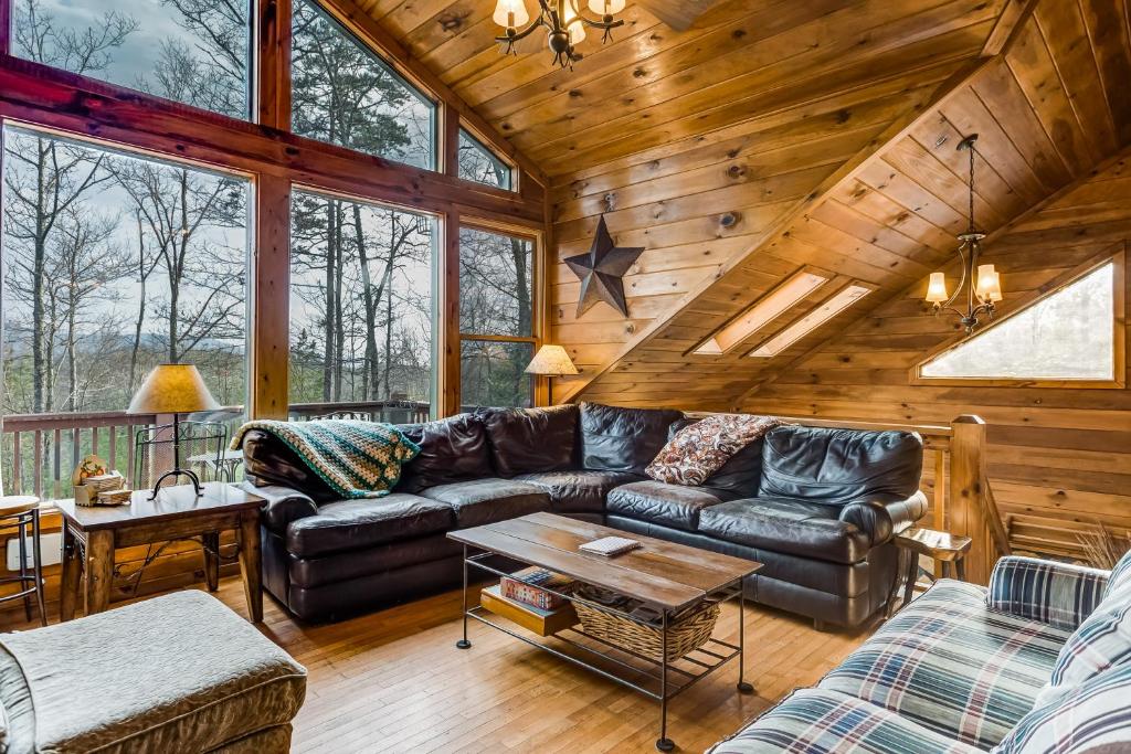 a living room with leather furniture in a cabin at Picabo in Blue Ridge