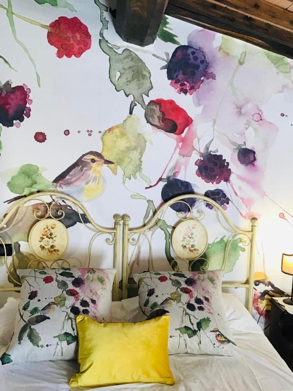 A bed or beds in a room at Borgo Fastelli - House in historical Borgo in Tuscany - Quercia