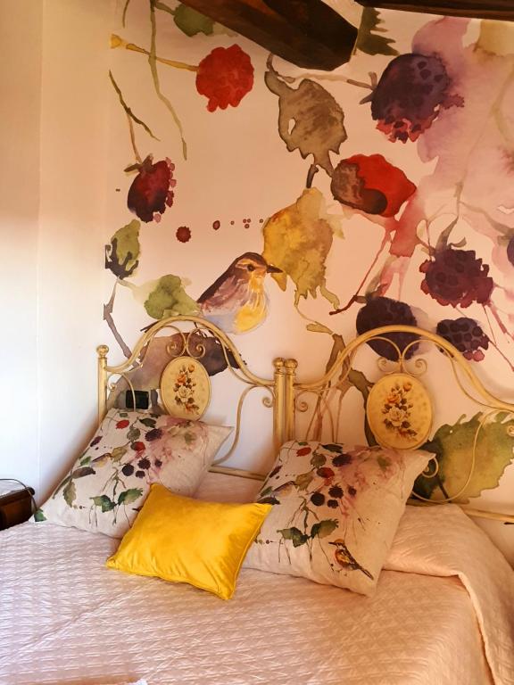 A bed or beds in a room at Borgo Fastelli - House in historical Borgo in Tuscany - Quercia