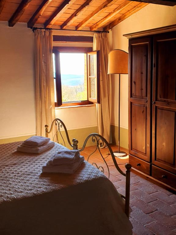A bed or beds in a room at Borgo Fastelli - House in historical Borgo in Tuscany - Quercia