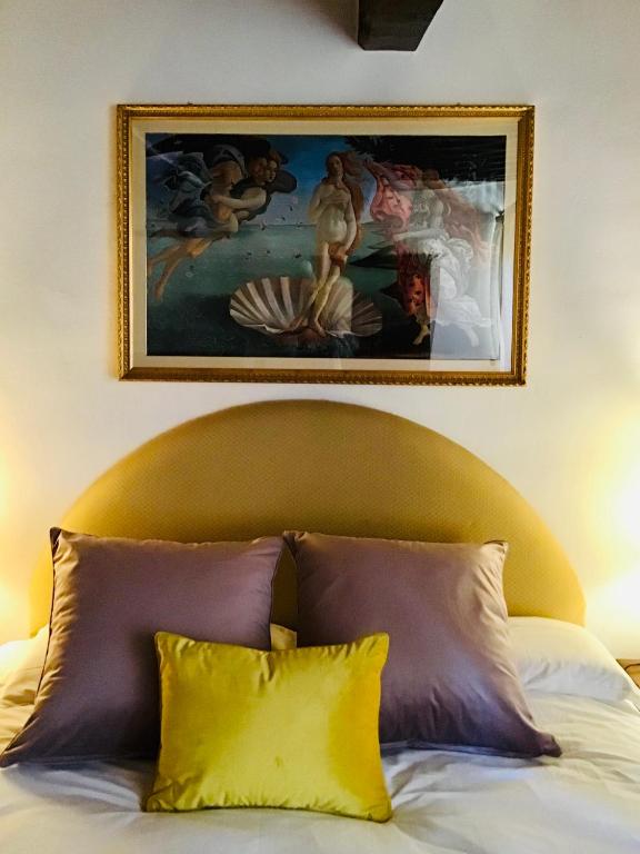 A bed or beds in a room at Borgo Fastelli - House in historical Borgo in Tuscany - Quercia
