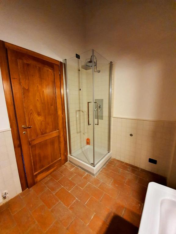 A bathroom at Borgo Fastelli - House in historical Borgo in Tuscany - Quercia