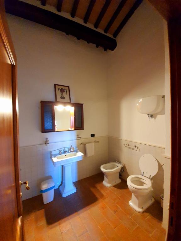 A bathroom at Borgo Fastelli - House in historical Borgo in Tuscany - Quercia