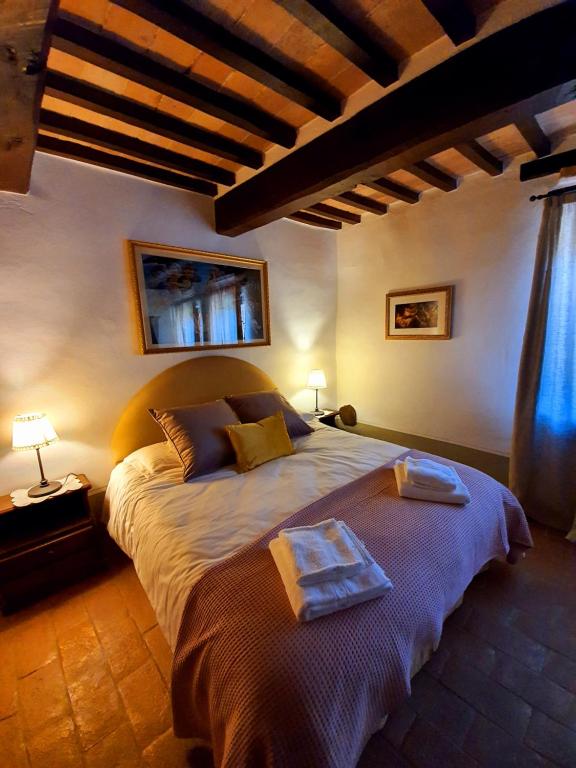 A bed or beds in a room at Borgo Fastelli - House in historical Borgo in Tuscany - Quercia