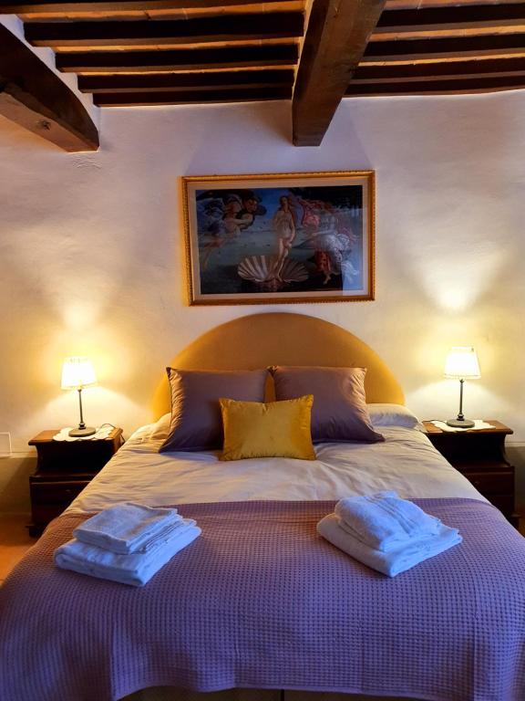 A bed or beds in a room at Borgo Fastelli - House in historical Borgo in Tuscany - Quercia