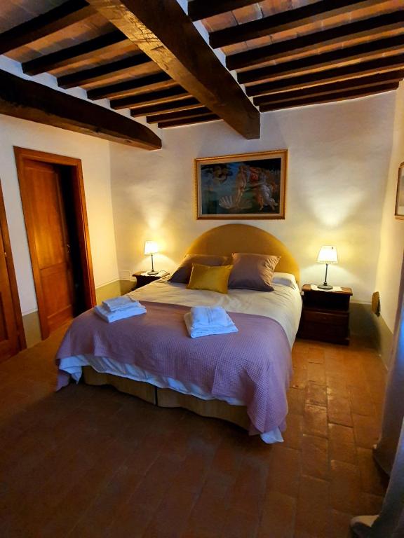 A bed or beds in a room at Borgo Fastelli - House in historical Borgo in Tuscany - Quercia