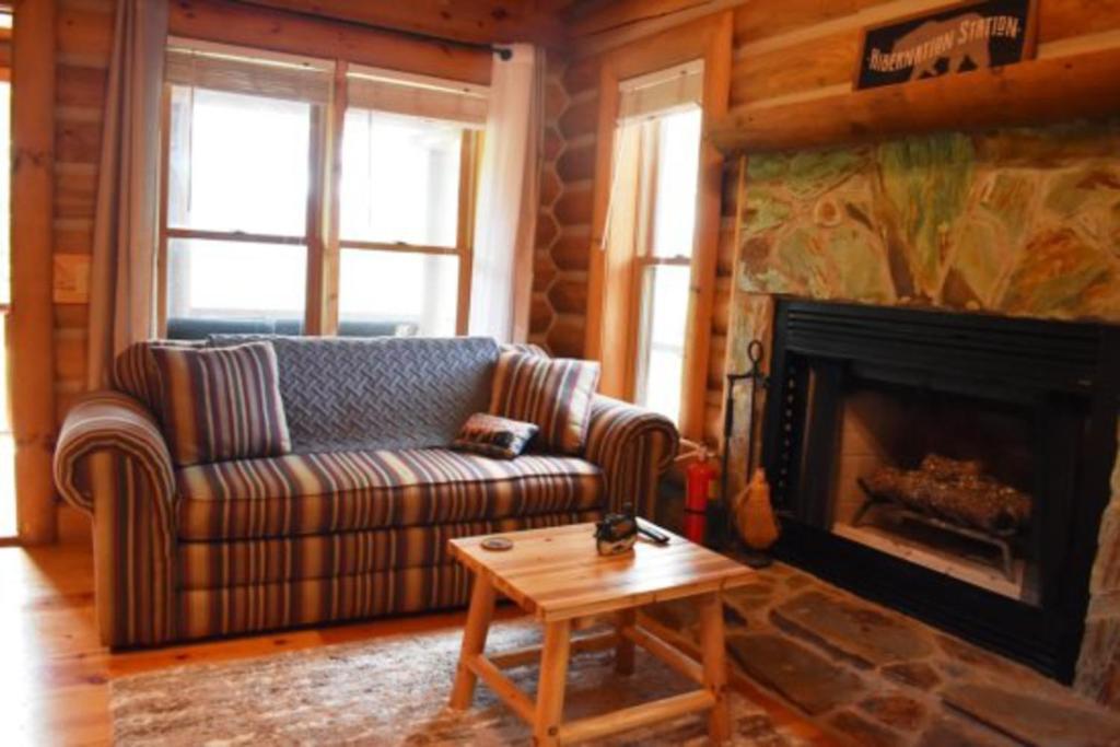 - un salon avec un canapé et une cheminée dans l'établissement City Escape, à Blue Ridge