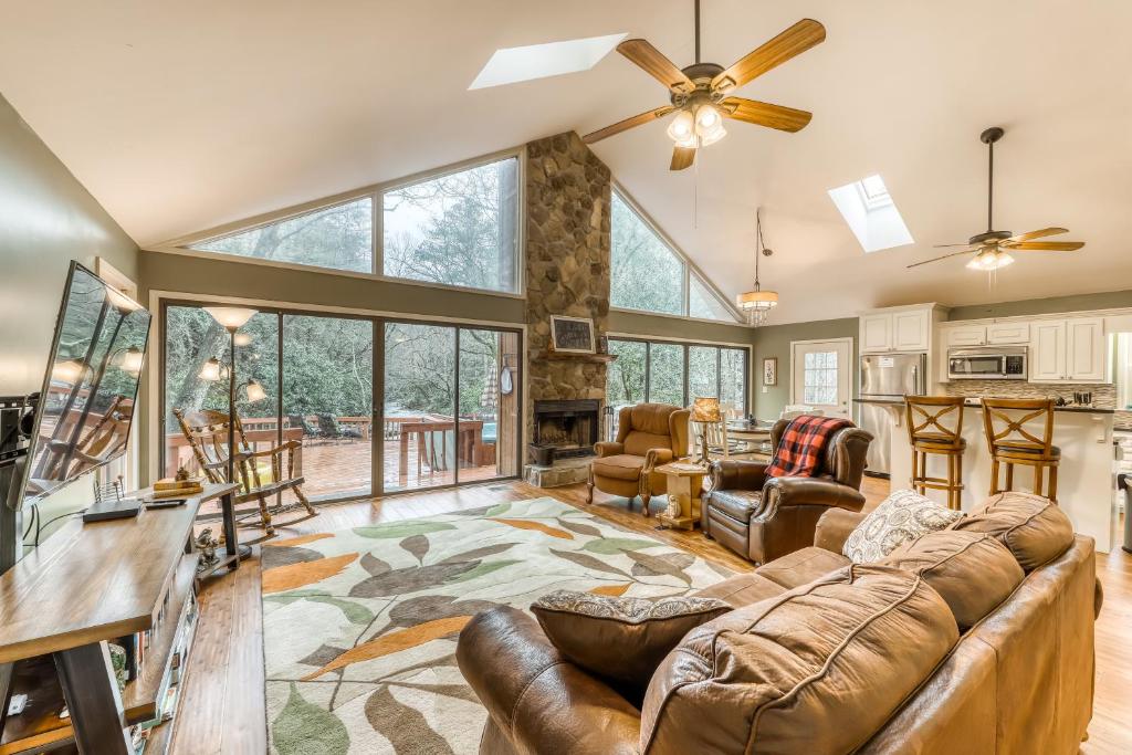 Χώρος καθιστικού στο Creekside Retreat