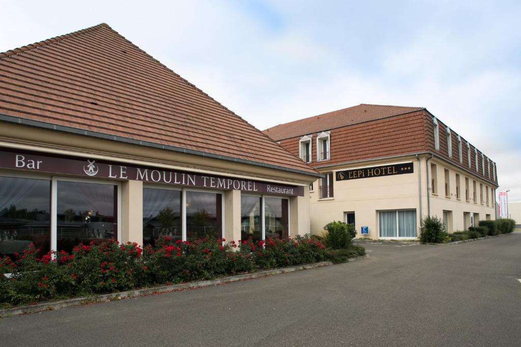 un bâtiment avec une théière de montagne dans l'établissement L'EPI HOTEL, à Épernon