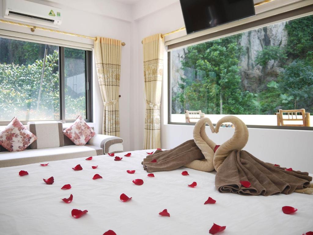 峰牙陶纽恩民宿的一间有两只天鹅的卧室,看起来像心脏