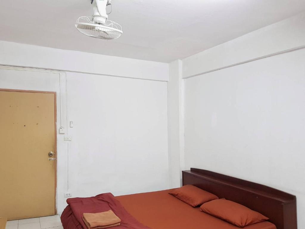 1 dormitorio con cama y techo en Pacific Apt, en Bangna