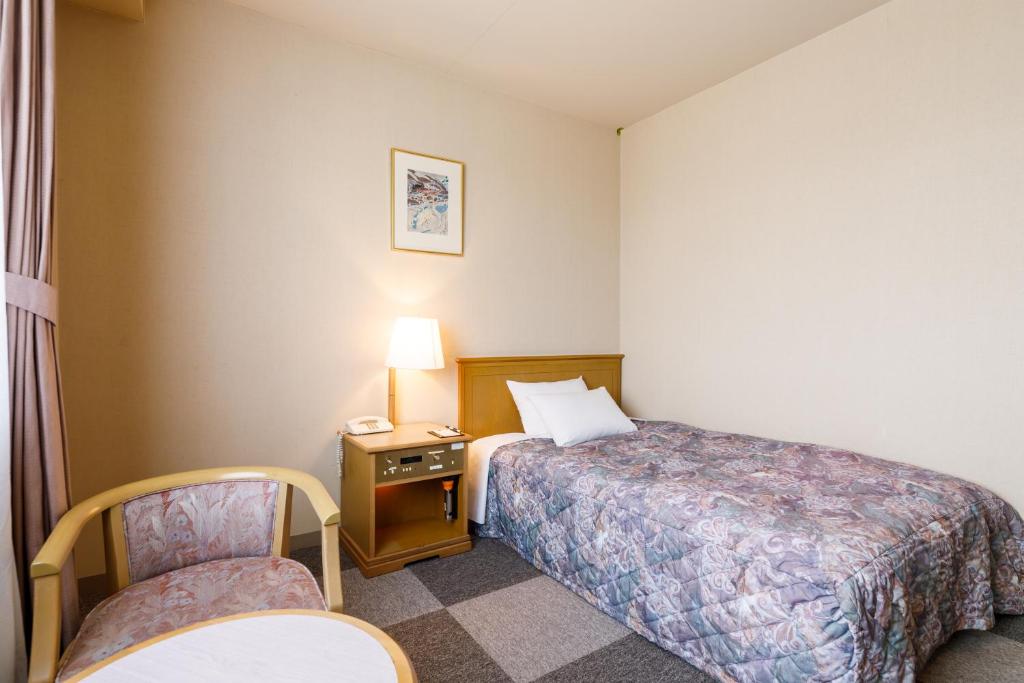 Postel nebo postele na pokoji v ubytování Fukuno Town Hotel A・Mieux