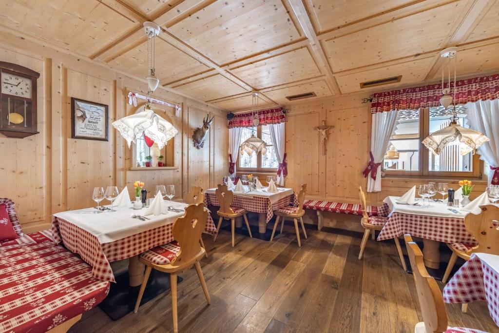 Restauracja lub miejsce do jedzenia w obiekcie Almhotel Glieshof
