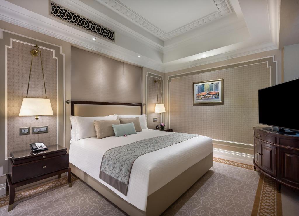 Giường trong phòng chung tại The Fullerton Hotel Singapore