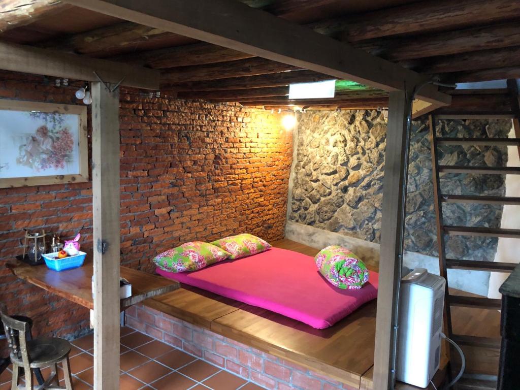 Postel nebo postele na pokoji v ubytování Jiufen Xiaomei Meow Seaview Homestay