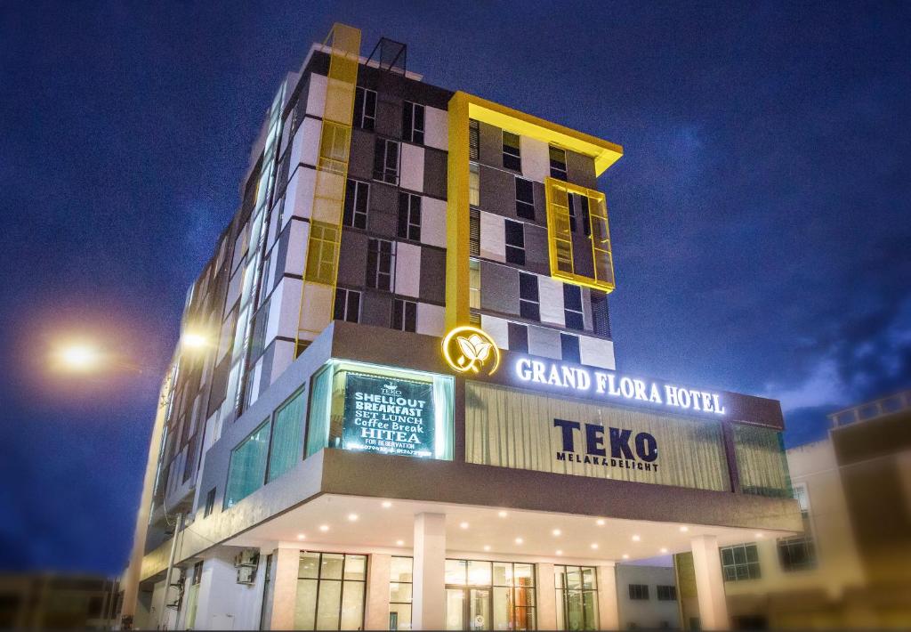 Un bâtiment avec un panneau tesco en haut dans l'établissement GRAND FLORA HOTEL, à Malacca