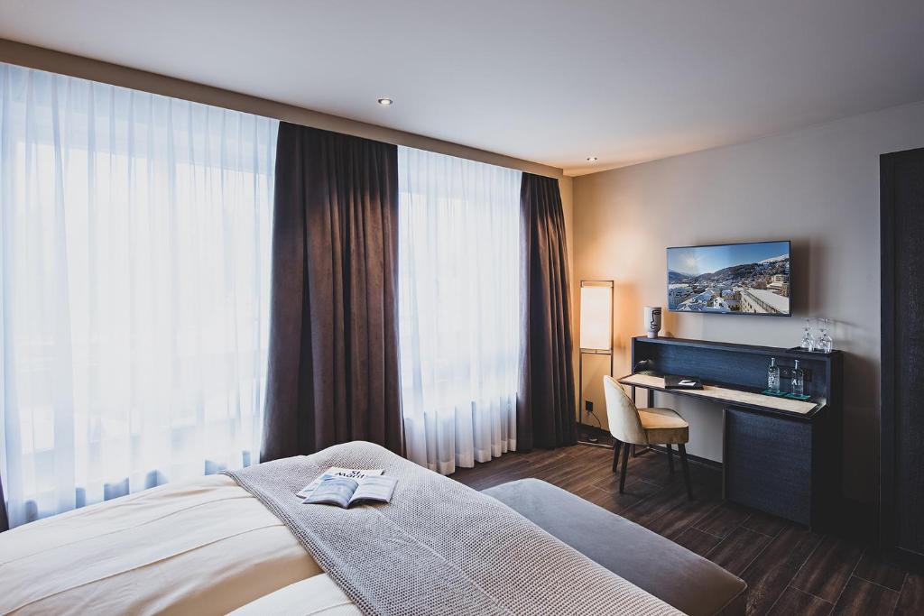 Uma cama ou camas num quarto em Art Boutique Hotel Monopol