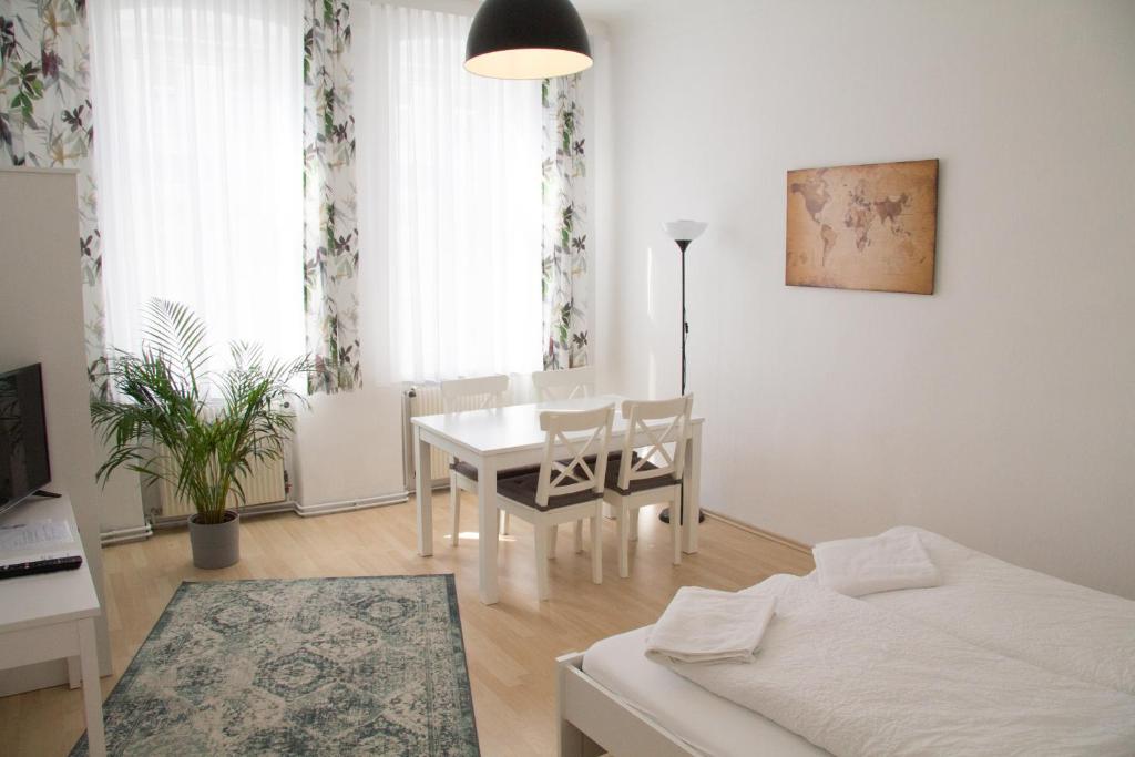 um quarto com uma mesa e uma cama e uma sala de jantar em Vienna4you App 20 you are welcome em Viena