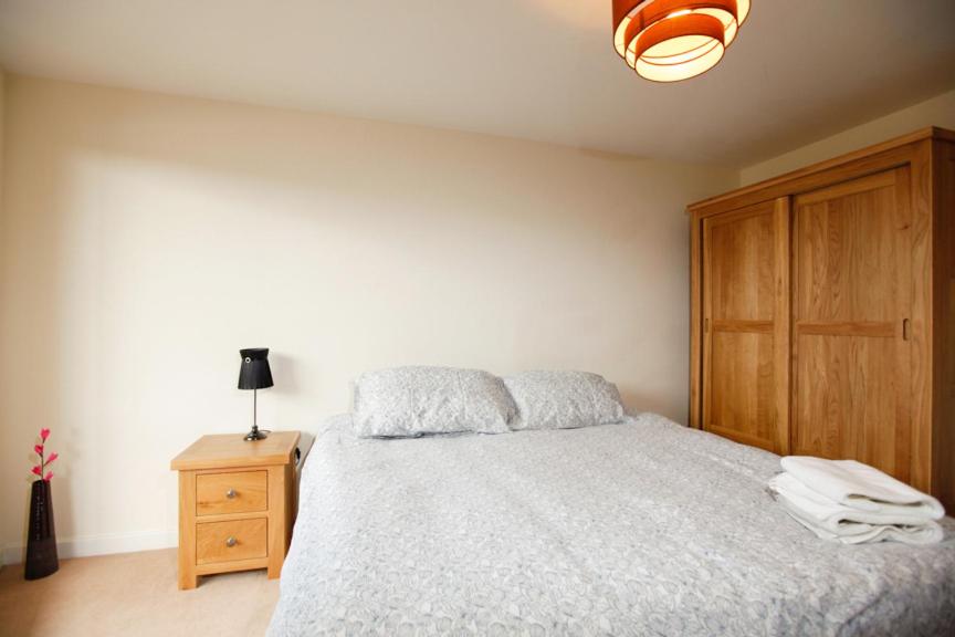 Postel nebo postele na pokoji v ubytování Coventry Home