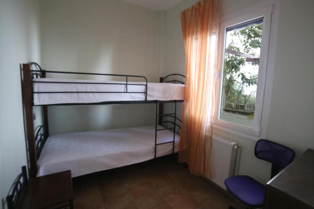 Poschodová posteľ alebo postele v izbe v ubytovaní Meltemi