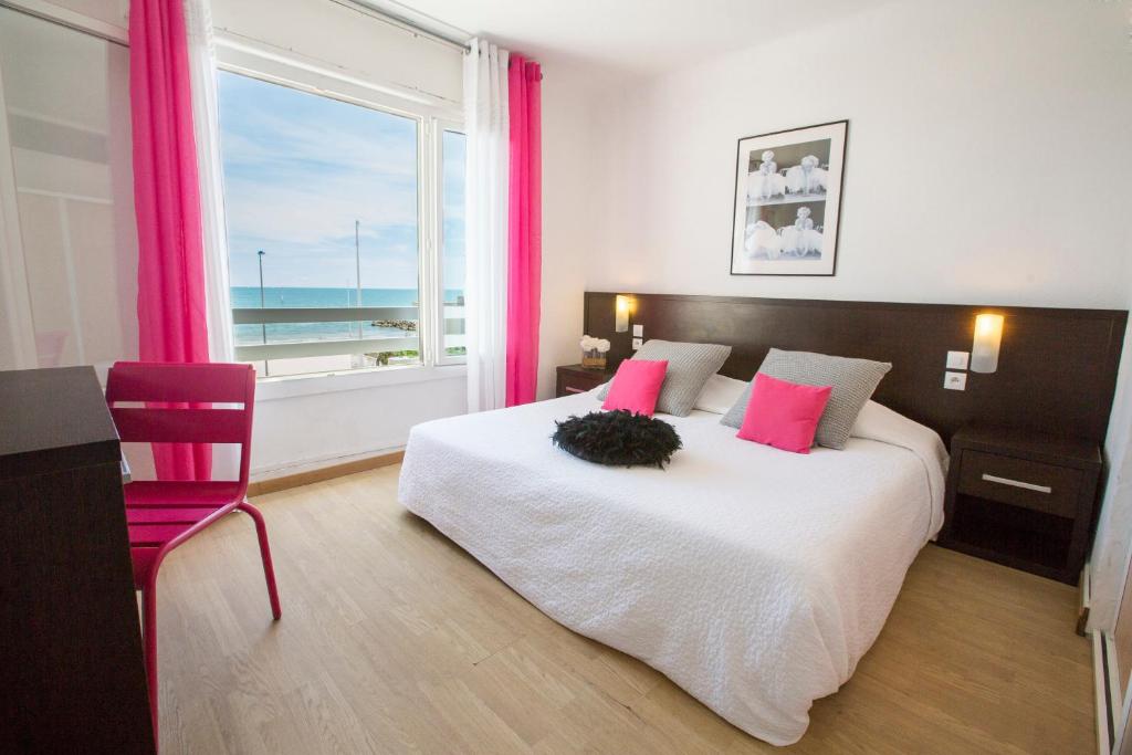 Postel nebo postele na pokoji v ubytování Le Grand Large Bord de Mer Hotel & Appartements