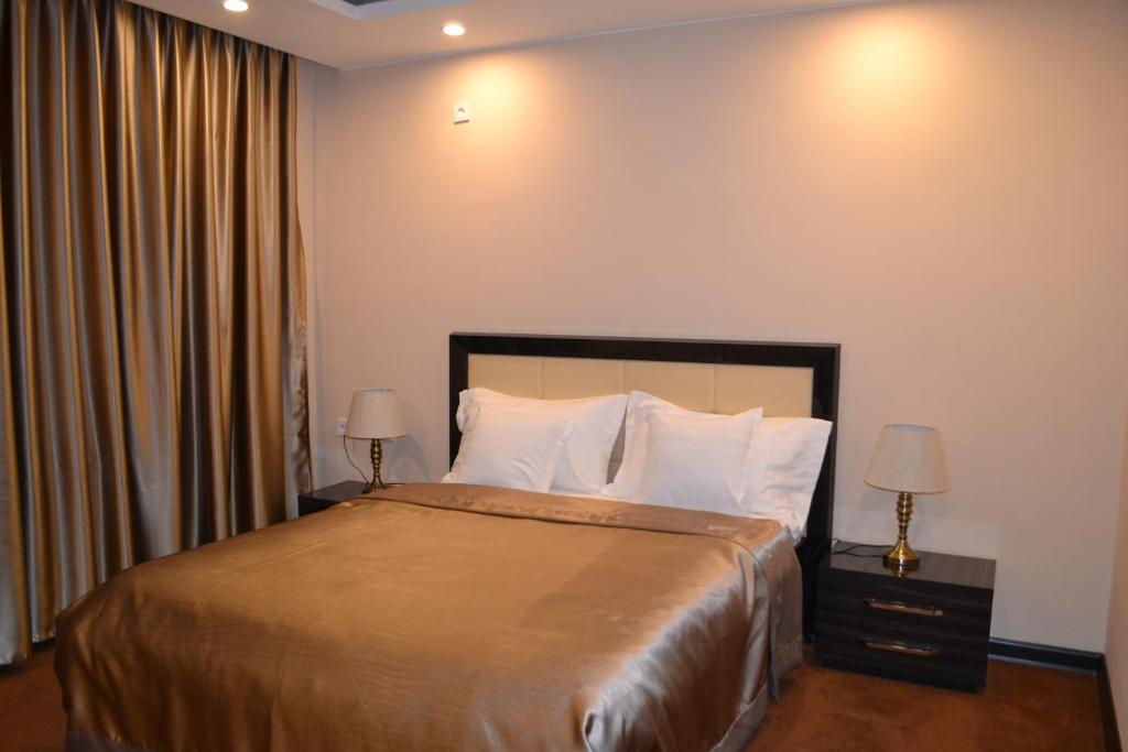 Postel nebo postele na pokoji v ubytování Pamir Palace