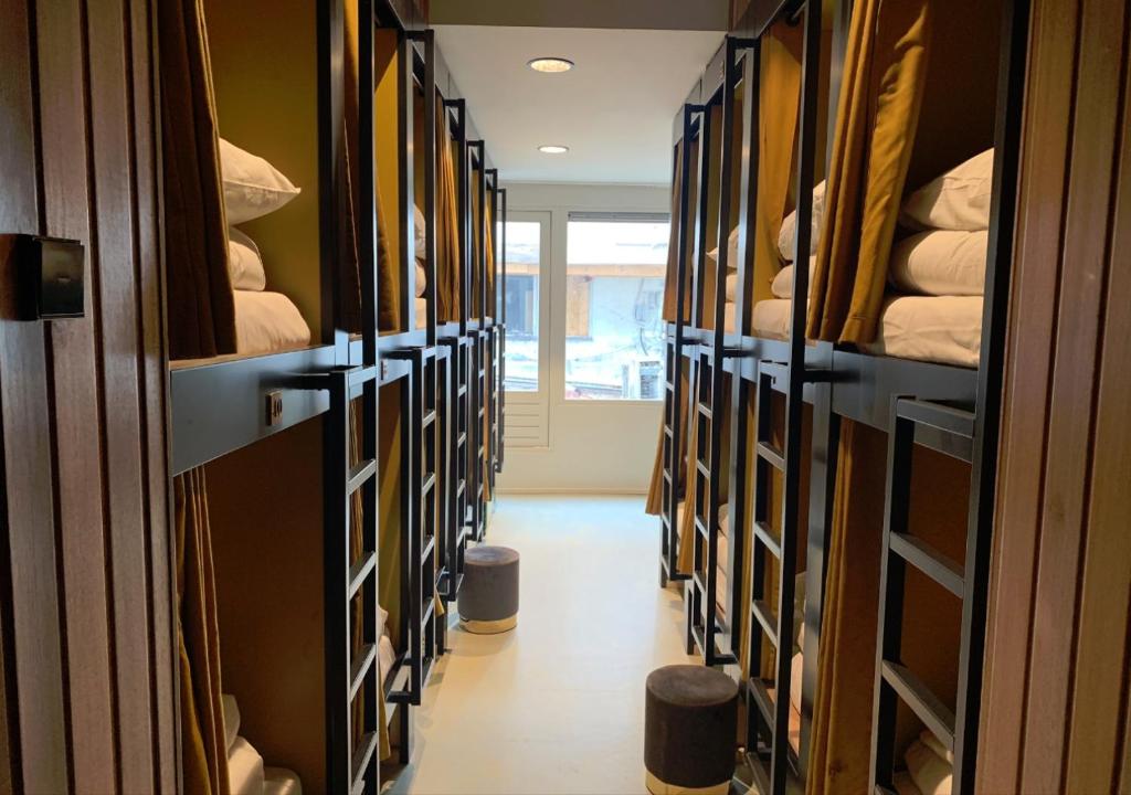 Ein Etagenbett oder Etagenbetten in einem Zimmer der Unterkunft Durty Nelly&#39;s Inn