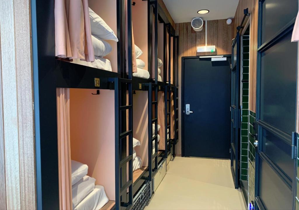 ein begehbarer Kleiderschrank mit einer blauen Tür und Handtüchern in der Unterkunft Durty Nelly&#39;s Inn in Amsterdam