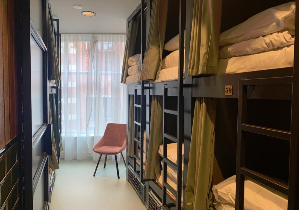 Ein Bett oder Betten in einem Zimmer der Unterkunft Durty Nelly&#39;s Inn