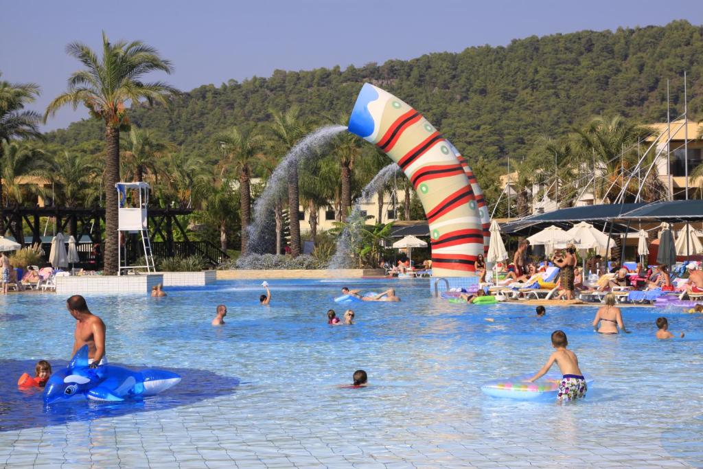 The swimming pool at or close to Holiday Village Türkiye