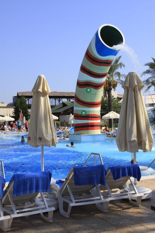 The swimming pool at or close to Holiday Village Türkiye