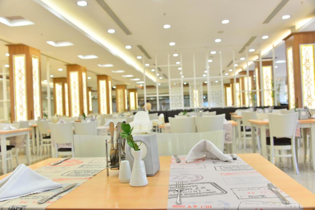 A restaurant or other place to eat at Holiday Village Türkiye