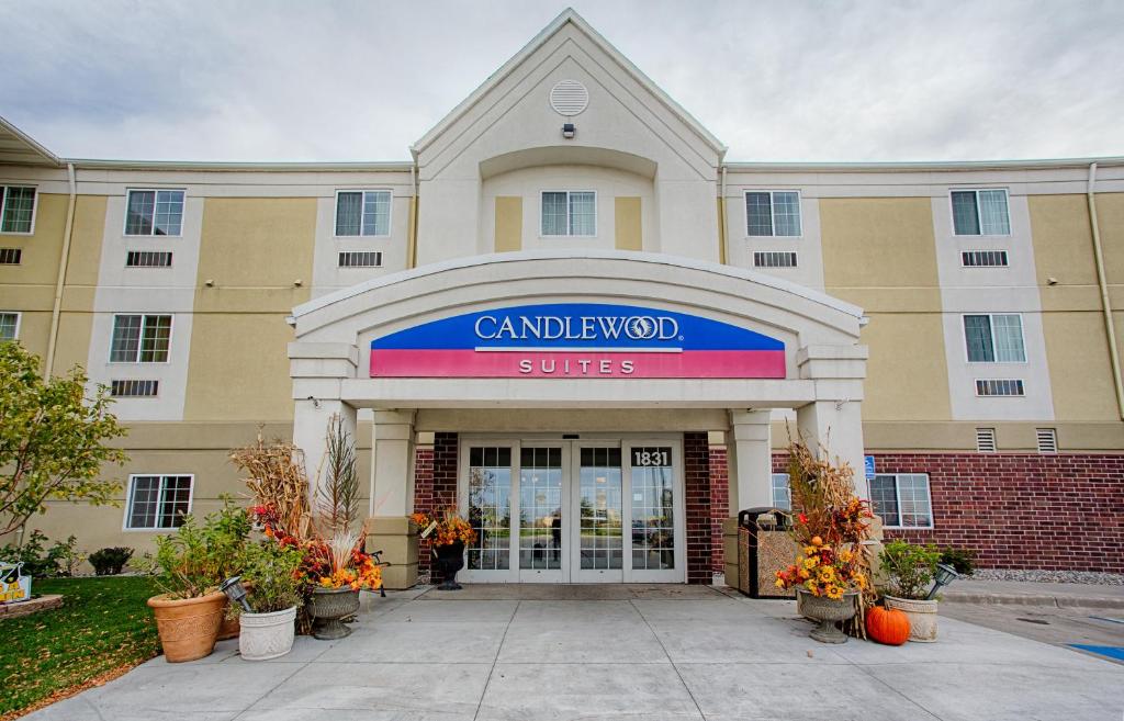 een gebouw met een bord waarop staat "Campbellwood Suites" bij Candlewood Suites Fargo-North Dakota State University, an IHG Hotel in Fargo