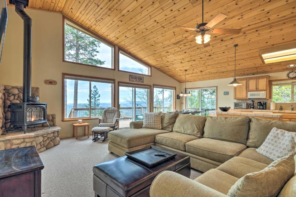 sala de estar con sofá y chimenea en Pet-Friendly Mtn Home with Deck, Half-Mi to Hiking!, en Twain Harte