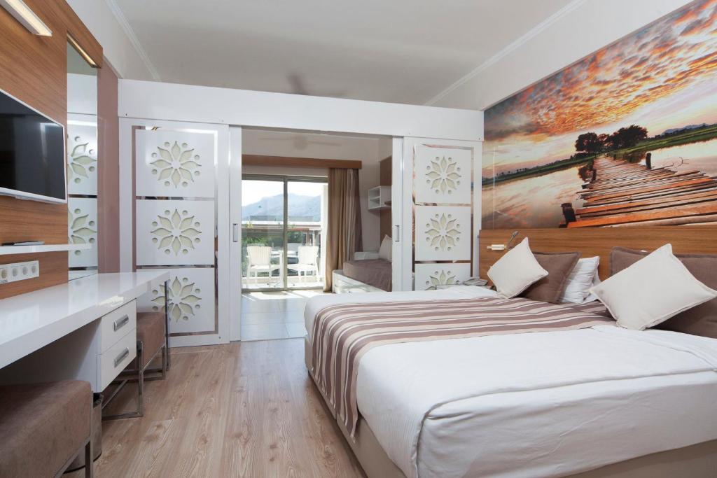 A bed or beds in a room at Holiday Village Türkiye
