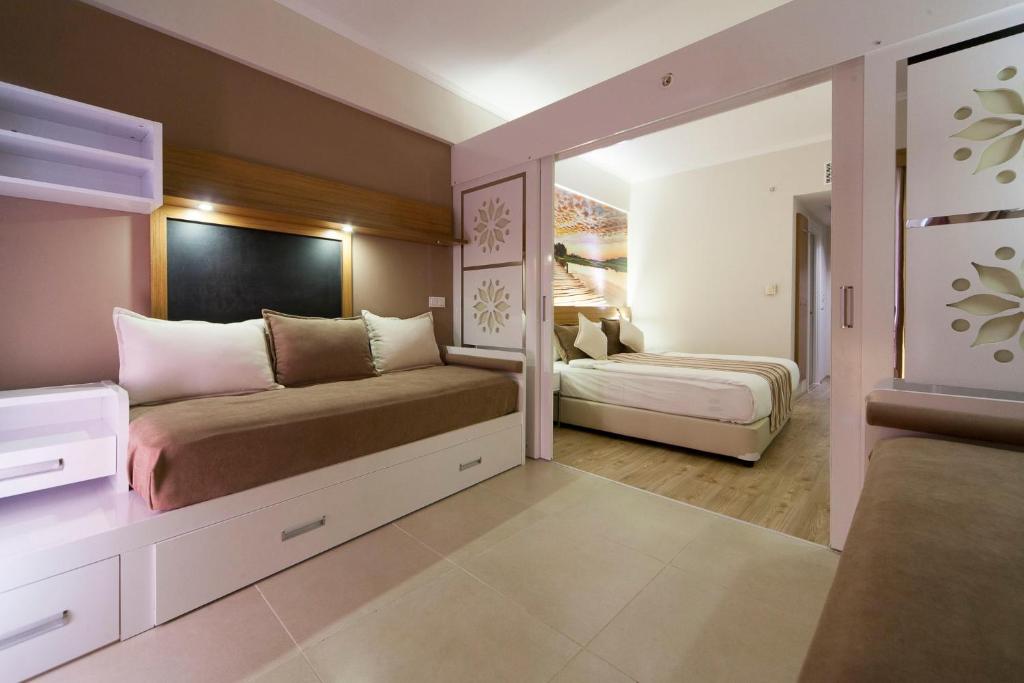 A bed or beds in a room at Holiday Village Türkiye