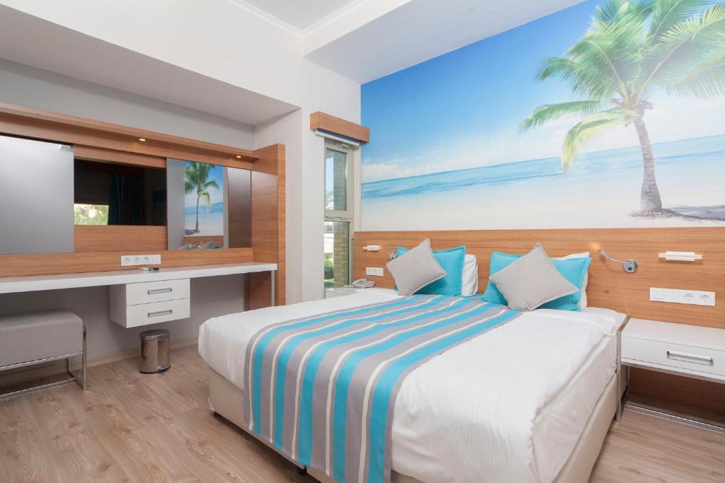 A bed or beds in a room at Holiday Village Türkiye