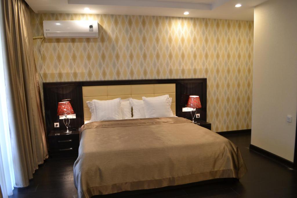 Postel nebo postele na pokoji v ubytování Pamir Palace