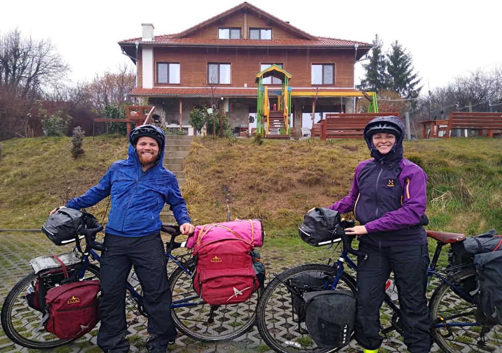 un hombre y una mujer de pie junto a sus bicicletas en Yan BibiYan Guest House en Negushevo