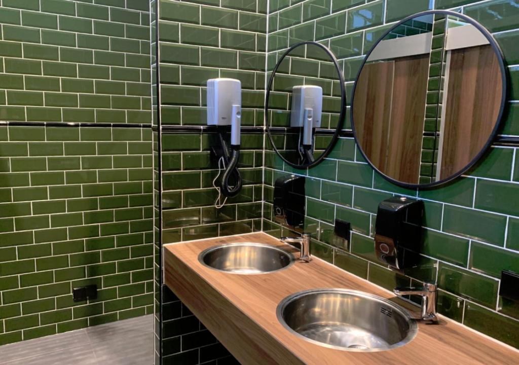 Ein Badezimmer in der Unterkunft Durty Nelly&#39;s Inn
