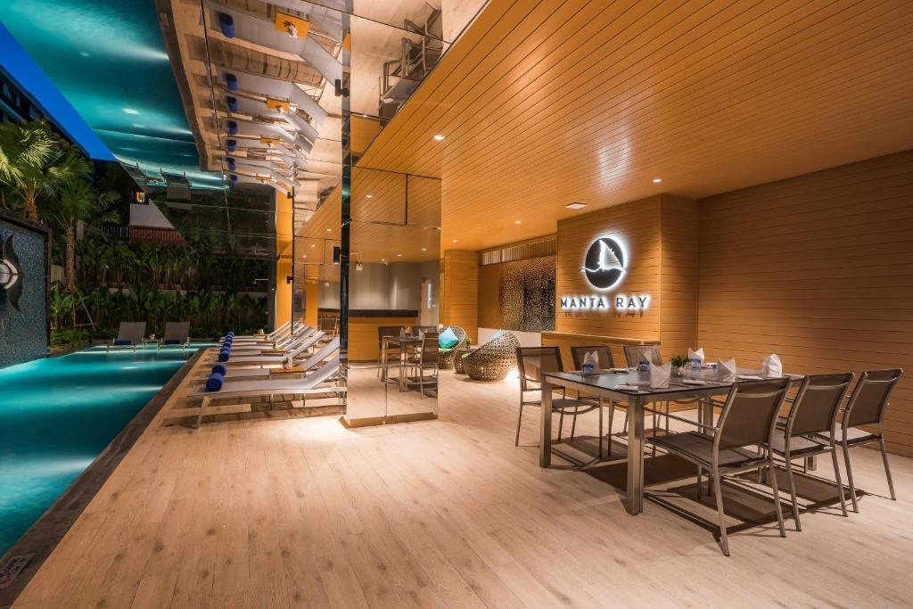 Bazén v ubytování Maven Stylish Hotel Hua Hin nebo v jeho okolí