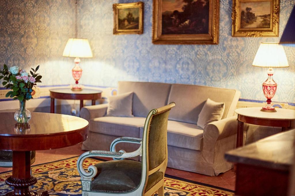 A seating area at Palazzo Nobile di San Donato - Historic Experience
