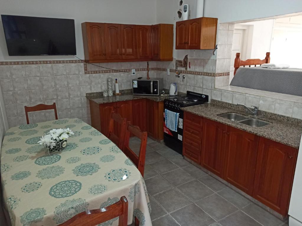 Casa pequeña recién remodelada - One-Bedroom Apartment
