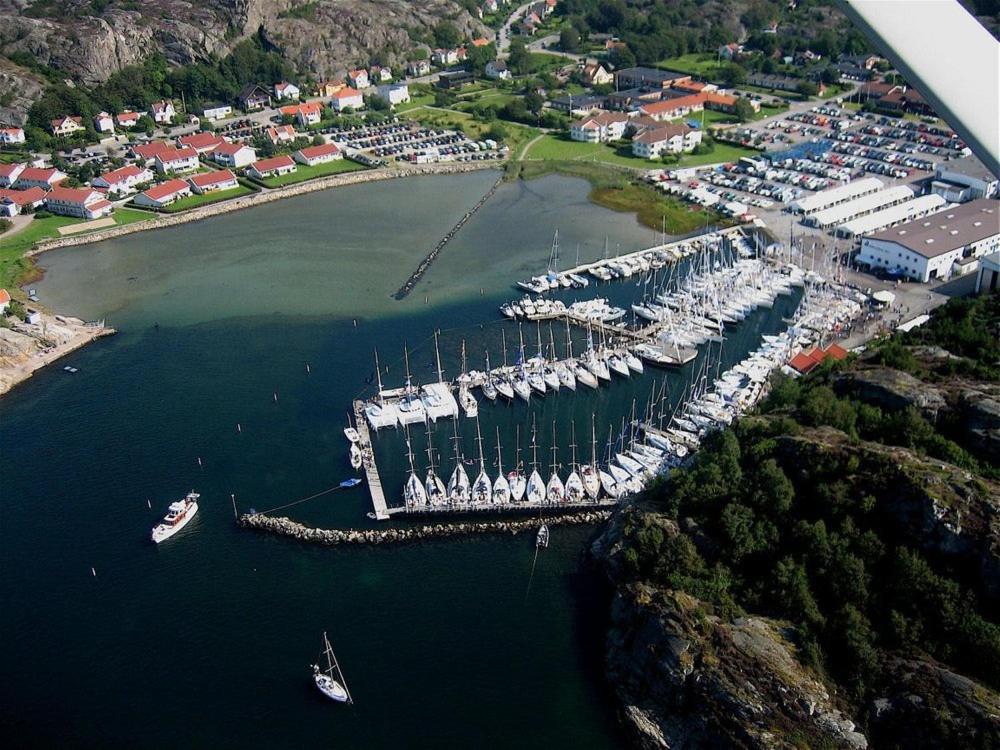 una vista aérea de un puerto deportivo con barcos en el agua en Lägenhetshotell Varvet, en Ellös