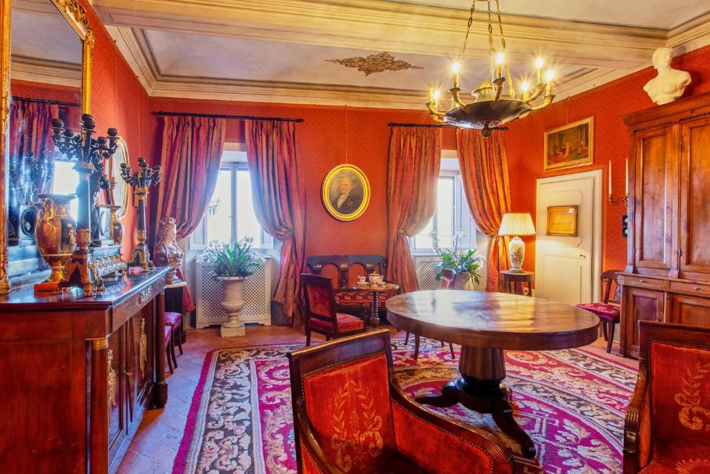 A seating area at Palazzo Nobile di San Donato - Historic Experience