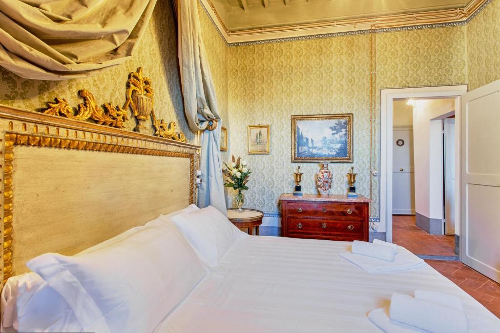 A bed or beds in a room at Palazzo Nobile di San Donato - Historic Experience