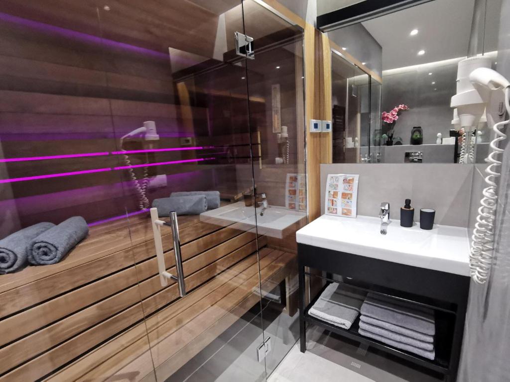 Jacuzzi Apartments - 9