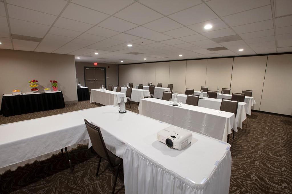 Country Inn & Suites by Radisson, Fargo, ND photo