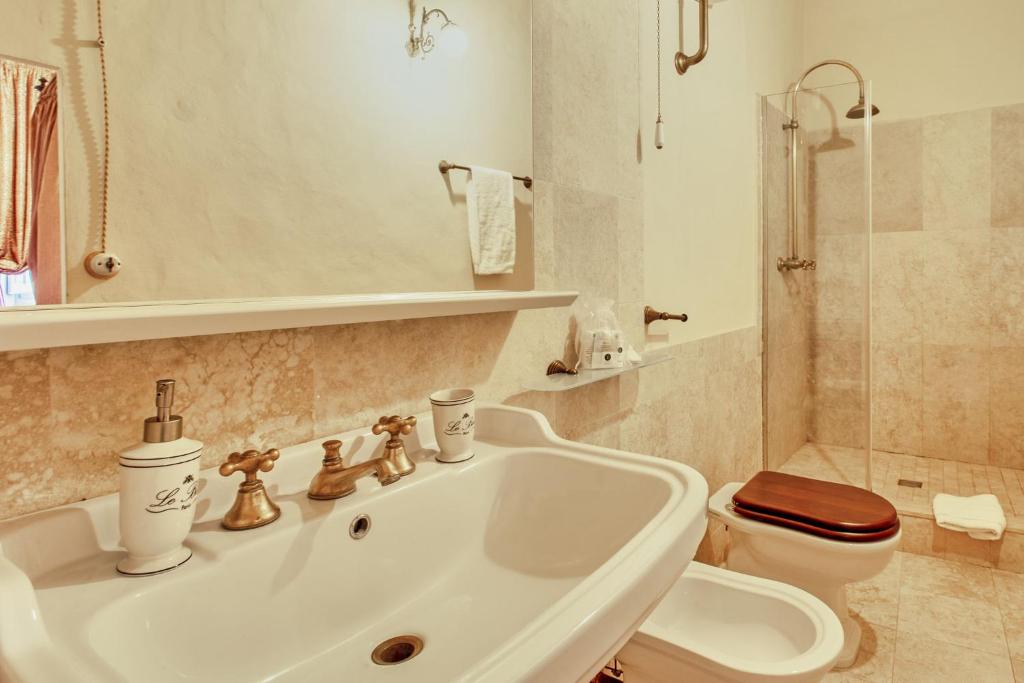 A bathroom at Palazzo Nobile di San Donato - Historic Experience