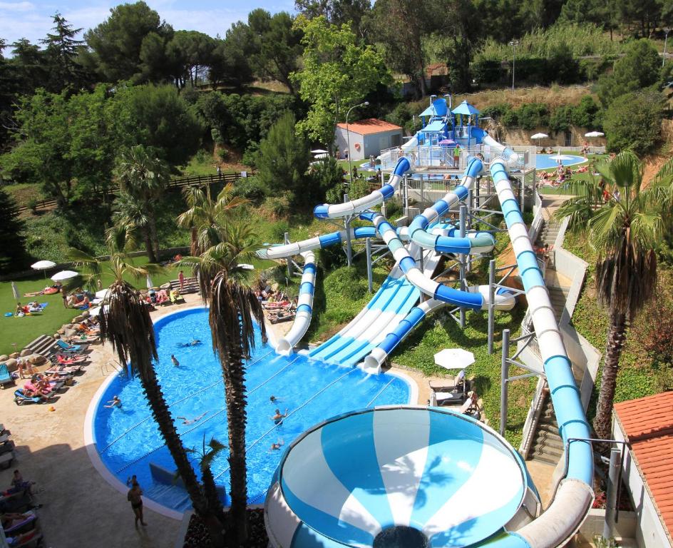 un parc aquatique avec un toboggan dans l'établissement Hotel Gran Garbi & AquaSplash, à Lloret de Mar